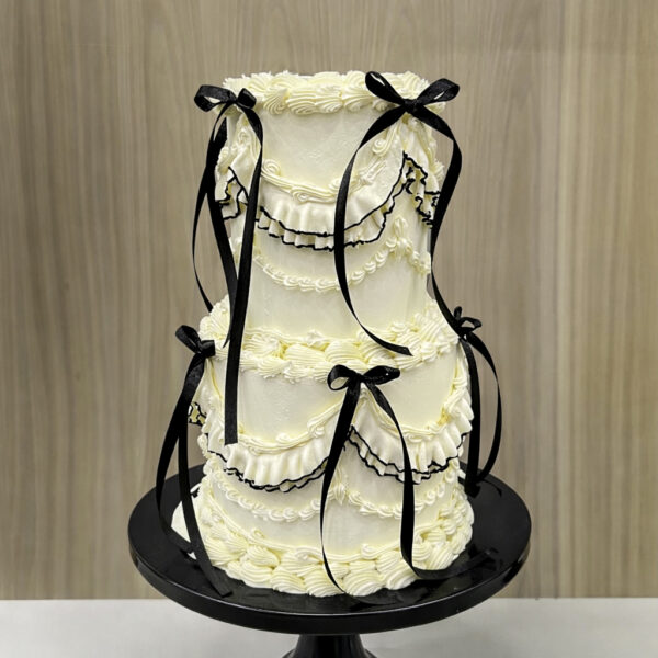 Shop 22 Vintage Piped Wedding Cake 2