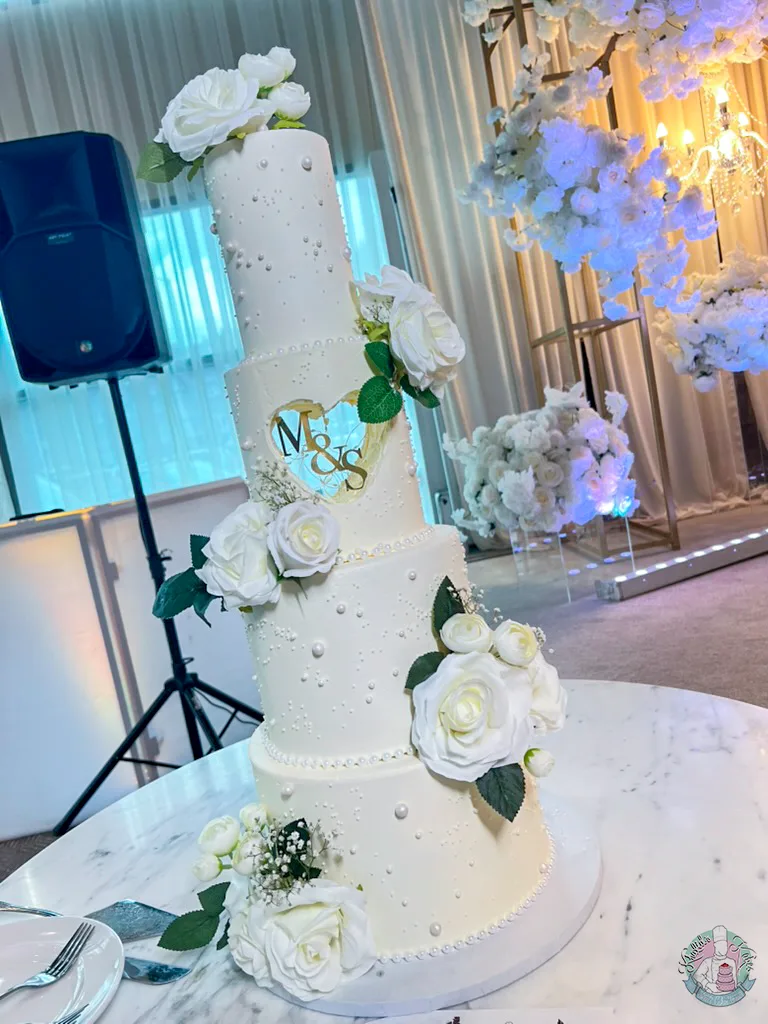 hole wedding cake